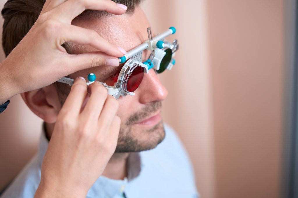 Ajustement de lunettes